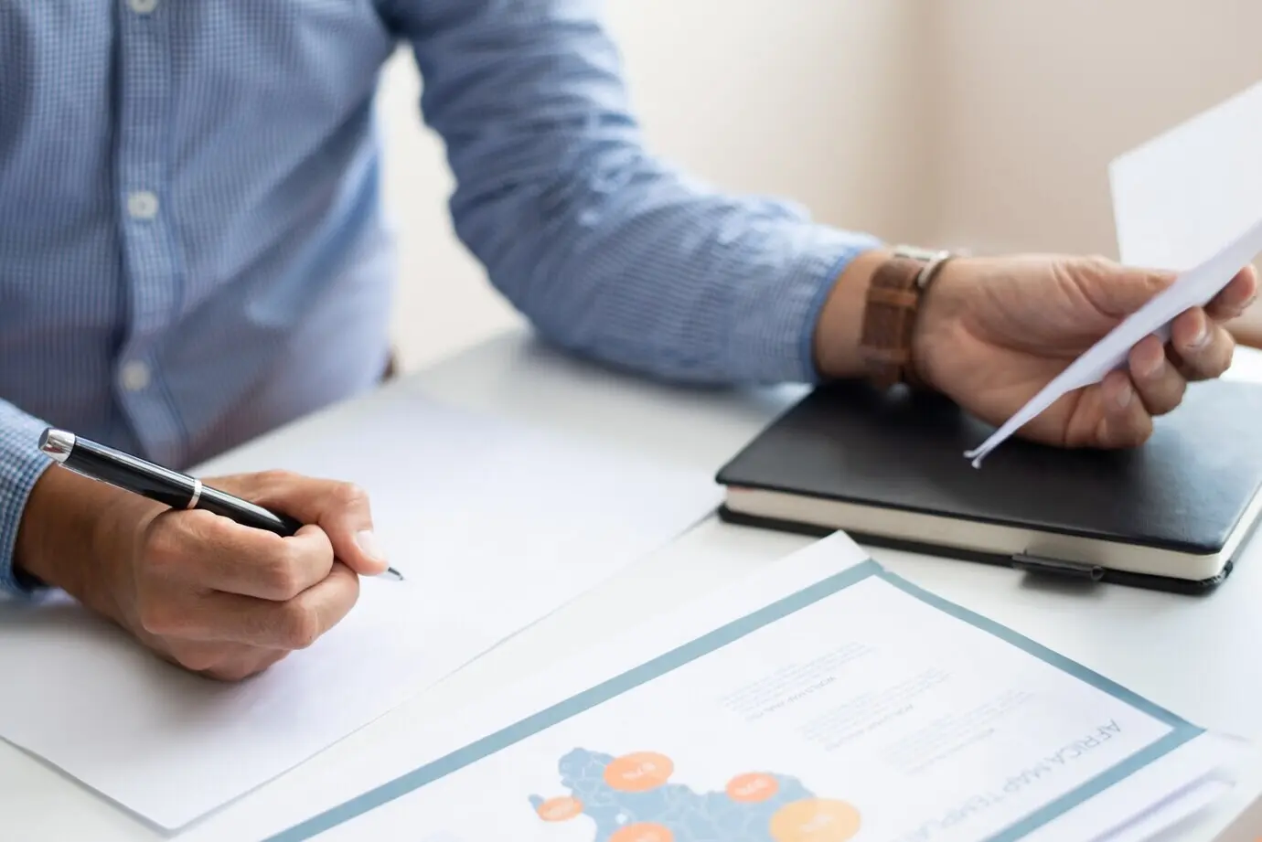 Крупный план эксперта по маркетингу за работой