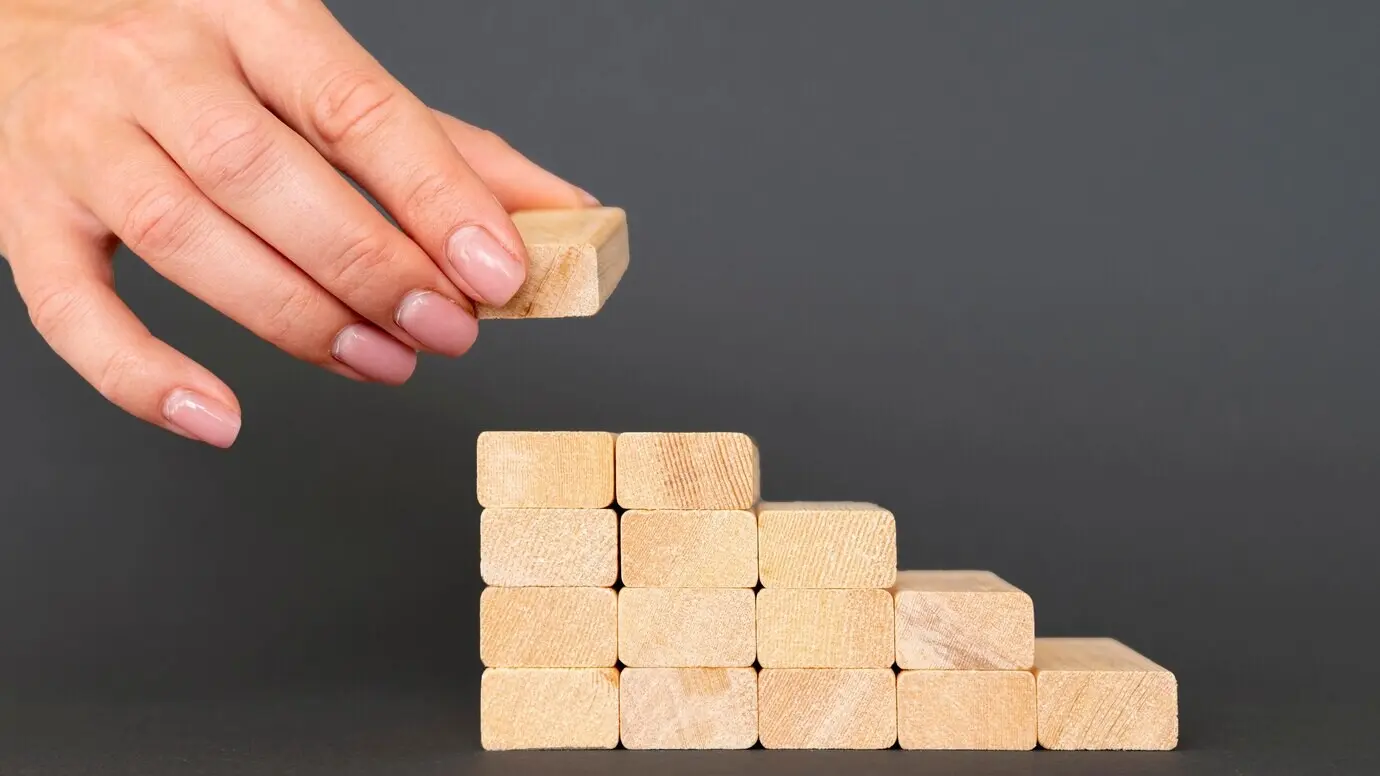 График, собранный из деревянных элементов.