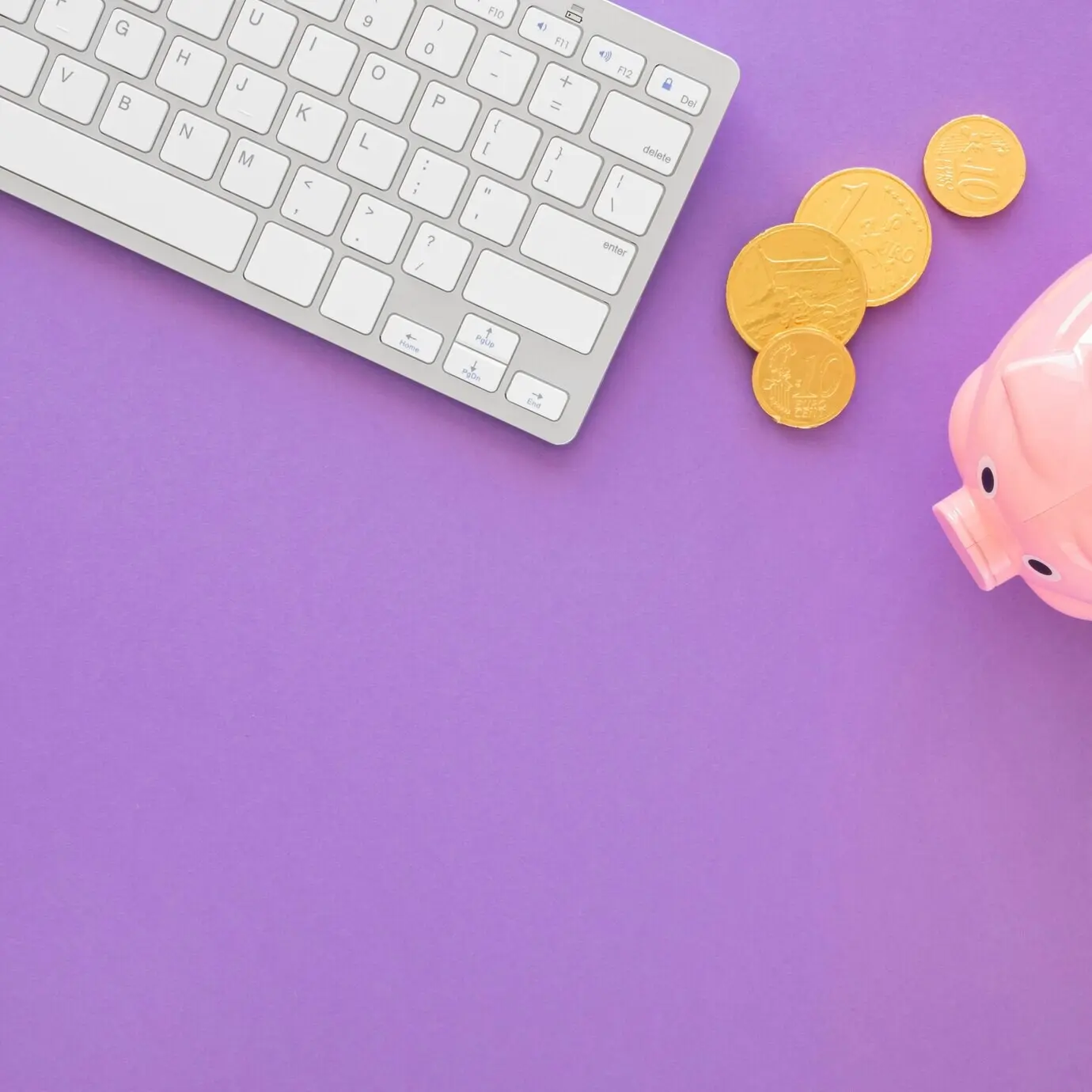 Вид сверху на раскладку финансовых элементов с пустым пространством для текста.