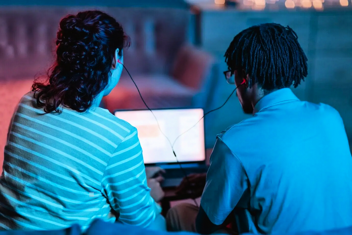 Pizarra enumerando hitos del flujo de trabajo de optimización de gastos de capital en holdings industriales